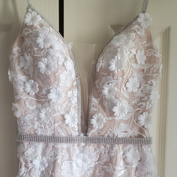 Stunning custom champagne & ivory gown with lace - Picture 7 of 16